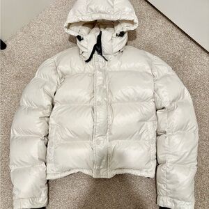 ❗️SOLD❗️Aritzia glossy super puff shorty